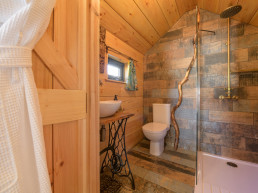Holiday cabins with full-size bathroom in Scotland | Sweet Donside Cabins